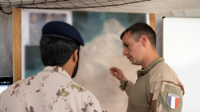 Le commandant d'unité du sous groupement appui fait le point avec son homologue émirien.