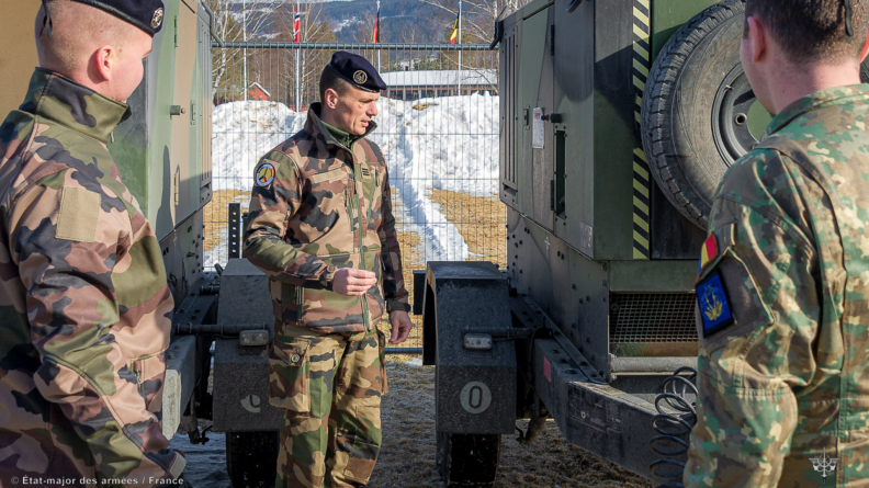 Tournée d'inspection du capitaine Sébastien et une équipe internationale.