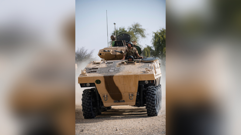 Une section d’infanterie du 5e régiment de cuirassiers progresse en VBCI