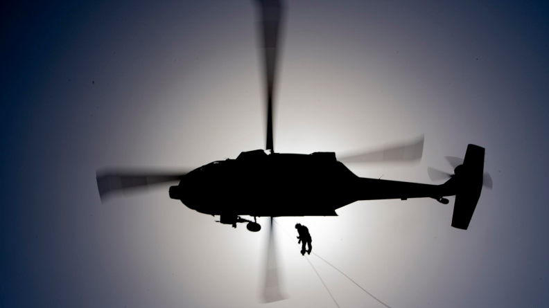 Descente en rappel des GCP à partir d’un BlackHawk émirien
