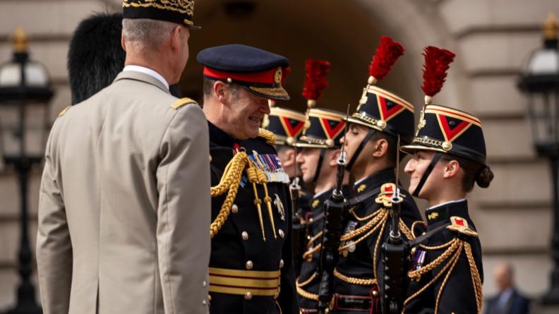 Général Schill, chef d'état-major de l'Armée de Terre à la relève de la garde à Buckingham