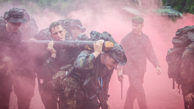 Des soldats français et belges sous l'oeil de leur instructeur.