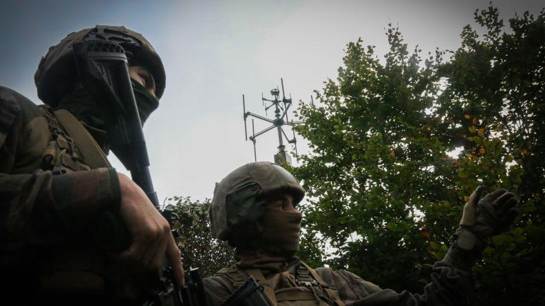 Recréé en 1986, le 54e RT est l’unique régiment de guerre cyber-électronique tactique de l’adT.