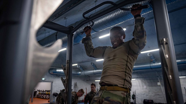 Un soldat effectue des tractions lors des tests de sélection.