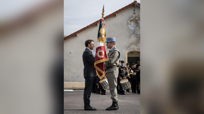 Le Président de la République remet le drapeau de l'EMPT.