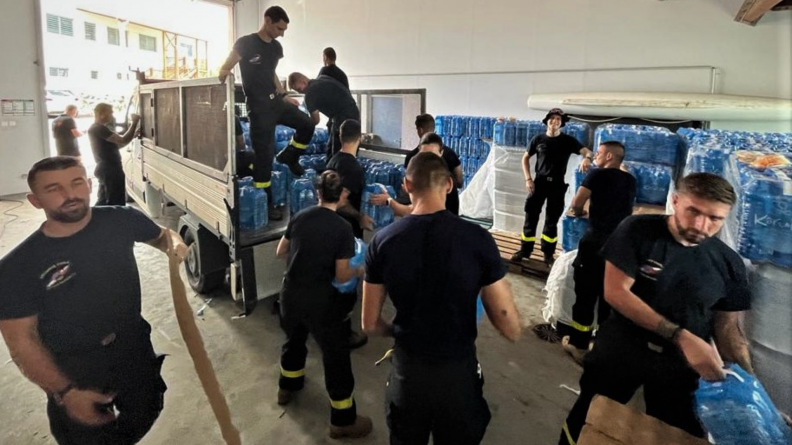 Le détachement de l’UIISC 7 en Guadeloupe charge un véhicule avec des bouteilles d’eau.