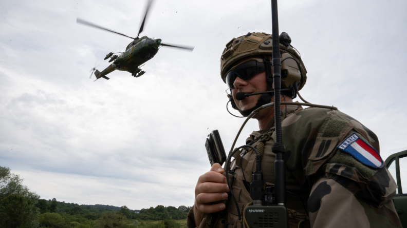 Un JTAC français, au sol, sous un Scoat roumain, en vol