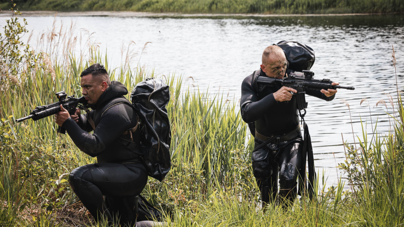 Les fantassins émergent de l'eau en sécurisant la zone