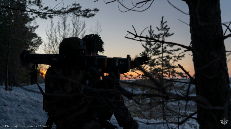 Un soldat français en position de tir de lance-roquettes d’exercice recevant ses ordres.