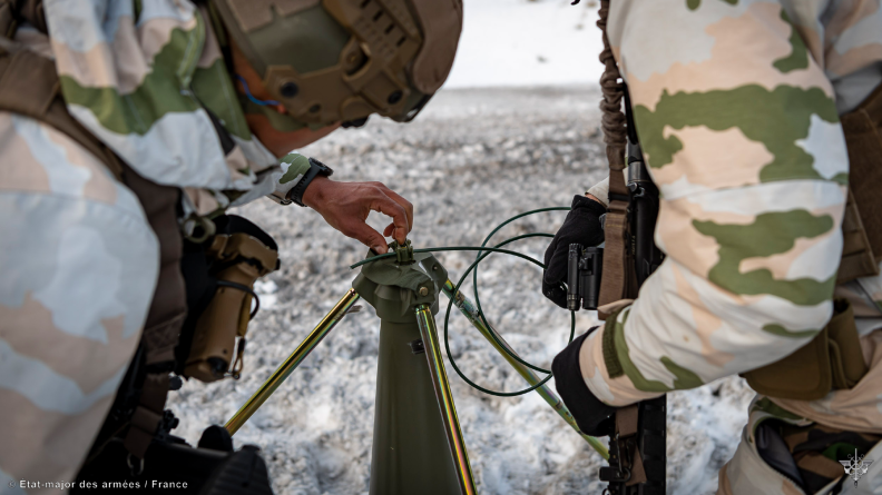 Deux soldats français installant les cordeaux détonants d’un tir d’explosif.