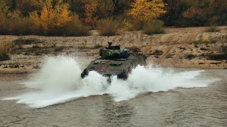VBCI traversant une rivière