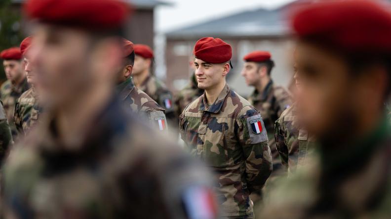 Un chasseur parachutiste du 1er RCP souriant, dans les rangs de la CIL.