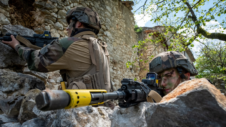2 soldats à l’abri derrière un muret.