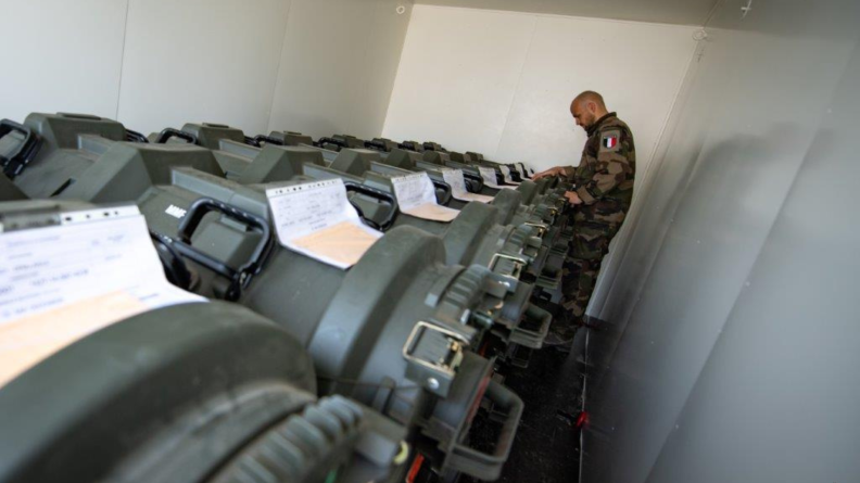 L’adjudant Aurélien, chef du dépôt, contrôle les stocks de missiles moyenne portée (MMP).