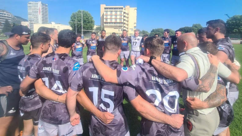 L’équipe de France militaire de rugby se rassemble avant de reprendre le jeu sur le terrain.