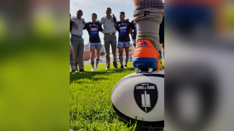 Un ballon de rugby siglé armée de Terre