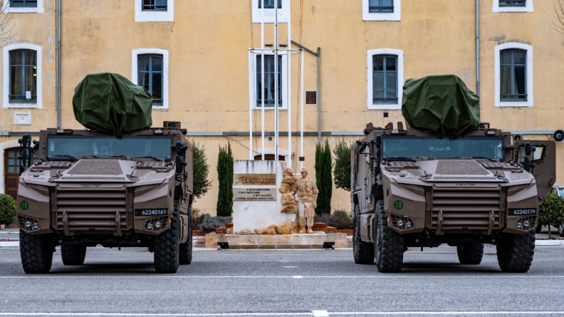 Le véhicule blindé multi-rôle (VBMR) léger est le principal vecteur blindé des brigades d’urgence.