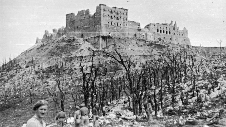 Soldats du 2e corps polonais devant les ruines d'abbaye de Monte Cassino