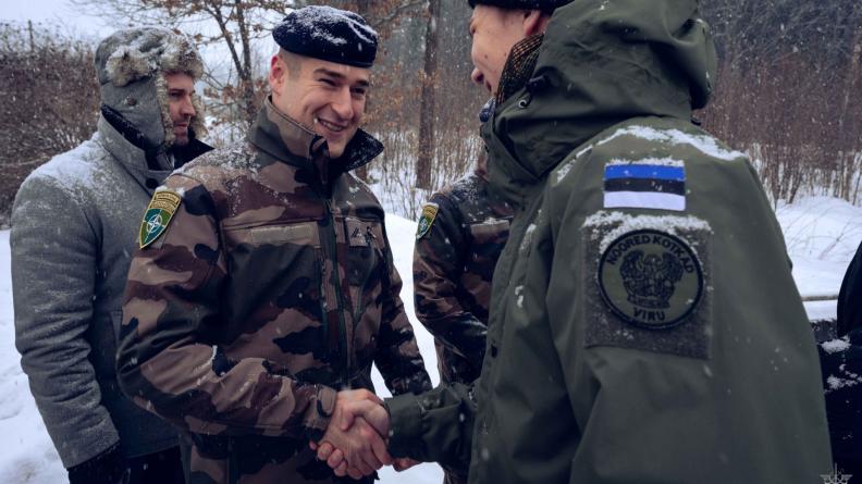 Soldats français et estonien se serrant la main lors de l'évènement
