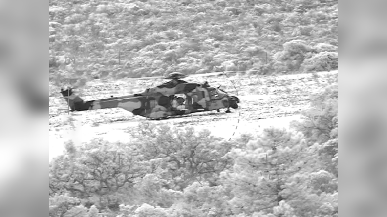 Poser d’un hélicoptère NH90 dans la campagne de Sète vu de la caméra thermique d’un Tigre HAD.