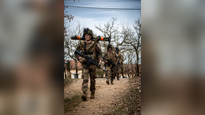 Départ pour 12 kilomètres d’infiltration à pied pour les parachutistes du 8e RPIMa