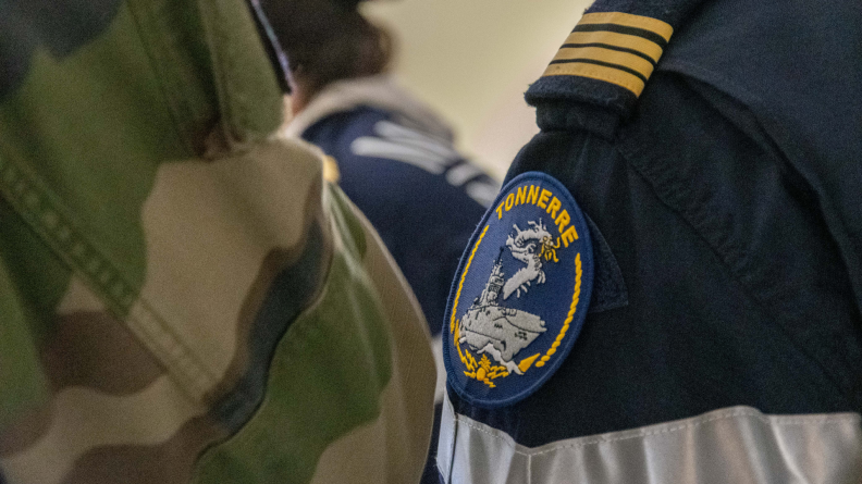 Unités de l’armée de Terre et l'équipage du Tonnerre coordonnés pour les manœuvres.