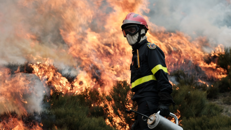 Un sapeur sauveteur devant un feu de broussaille