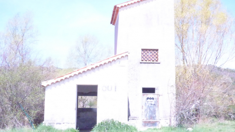 Un bâtiment.