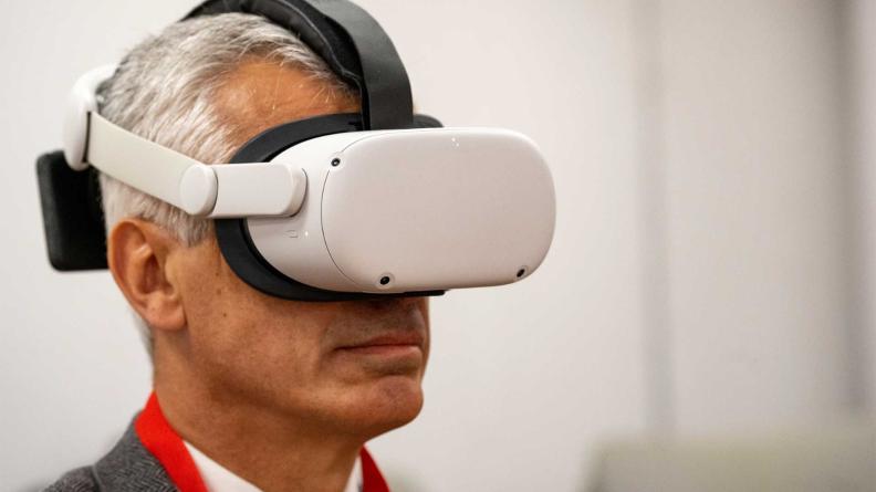 Un visiteur civil portant des lunettes de réalité virtuelle.
