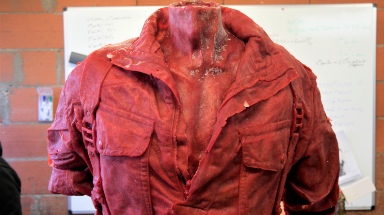 La veste d’époque « smoke » enduite de cire avant d’être moulée en terre cuite.