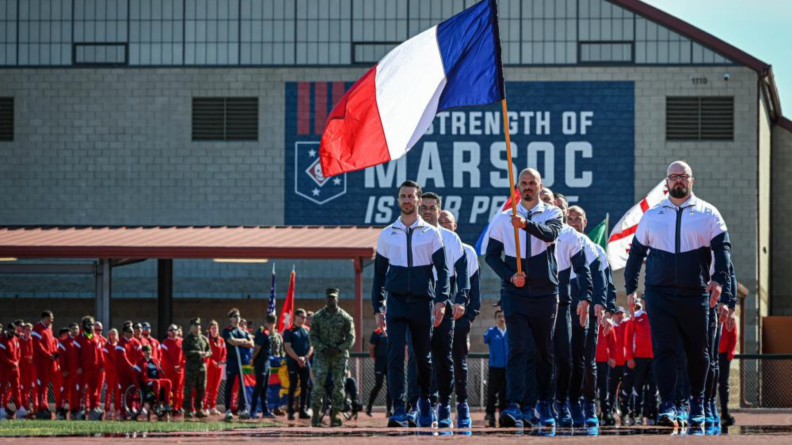 Les sportifs français défilent.