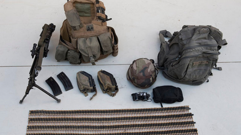 Matériel type (de haut en bas) - Minimi, gilet pare-balles Ciras, 2 chargeurs type M16, 2 chargeurs 