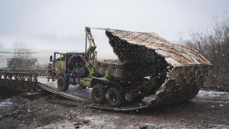 Construction du pont Bailey pour franchir le Chéran