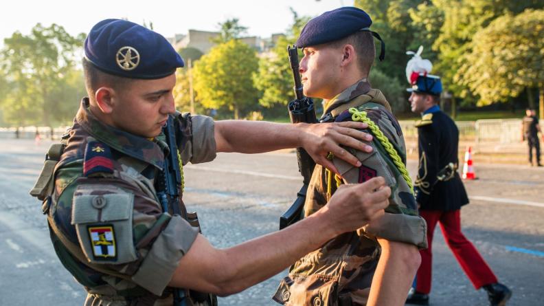 Préparation des volontaires découvertes de l'armée de Terre au 14 Juillet