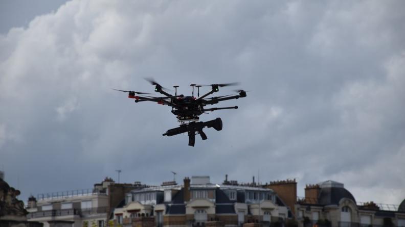 Mini-drone armé d'un fusil HK-416 avatar