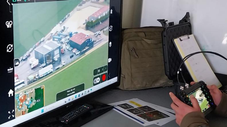  Montage d’un poste de commandement drones lors du stage de formation à l’Ecole des Drones