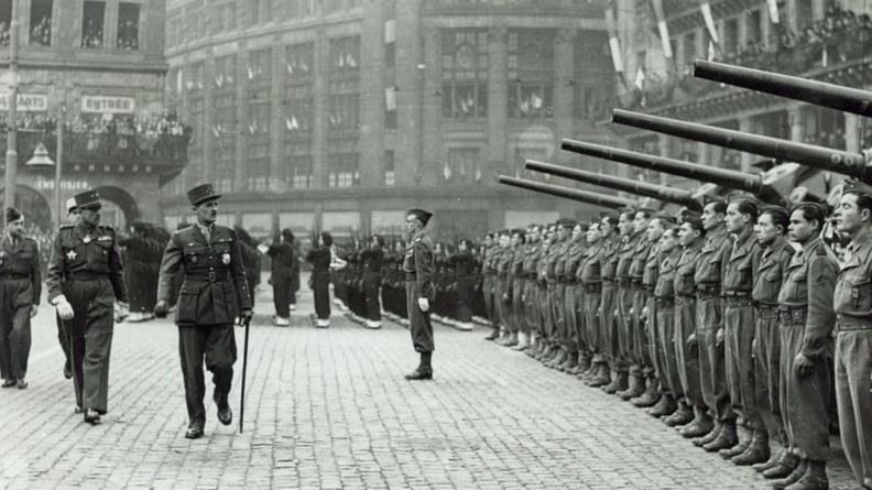 Le général Leclerc passant les troupes de la 2e DB en revue place Kléber.