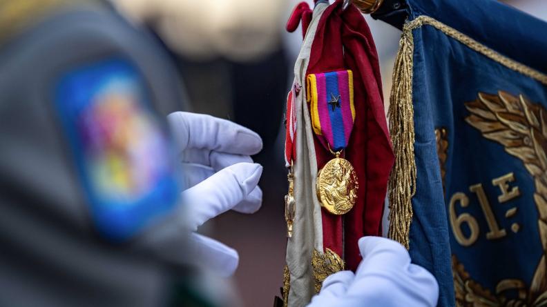 Remise des médailles aux régiments de la 19e BART