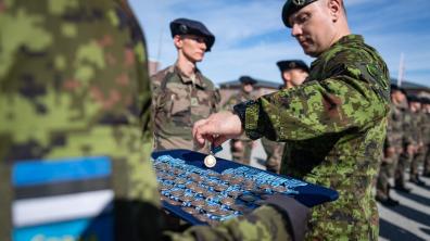 Remise de la médaille commémorative estonienne aux militaires français