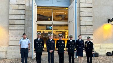 Le vice-amiral Hiroshi Egawa avec sa délégation et le général de brigade aérienne Didier Oustric