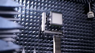 Antenne SATCOM Ka Greenerwave en chambre anéchoïque.