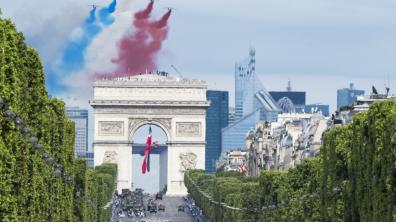 La Patrouille de France survolant les Champs-Elysées