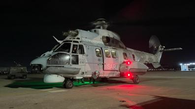 Hélicoptère AS332 Super Puma de l'armée de l'Air grecque, de nuit. 