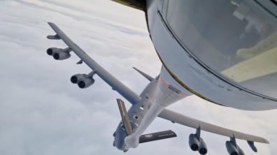 Le bombardier B-52 de l'USAF est ravitaillé par un KC-135 du CMCC "Iroise" de Brest-Loperhet
