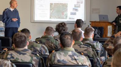 Séance de présentation des missions de la BA709 au profit des aviateurs et personnels de l'ALSR