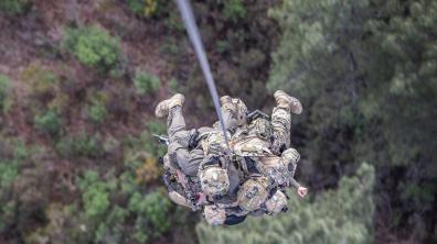 Grappe de commandos parachutistes de l'air depuis un hélicoptère Caracal