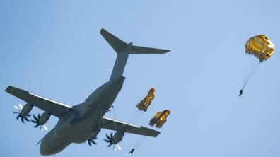 Largage de commandos parachutistes depuis un A400M.