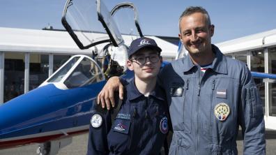L’adjudant Niles et son fils devant un Alphajet. 