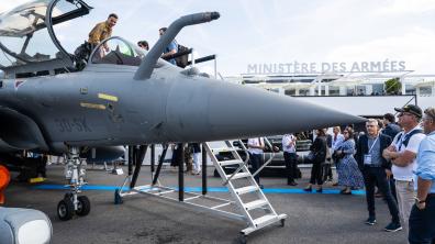 La Rafale et son future standard F5 exposé sur le stand du Ministère des Armées.