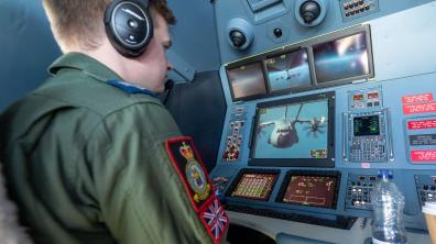 Un opérateur de la RAF lors de la procédure de ravitaillement